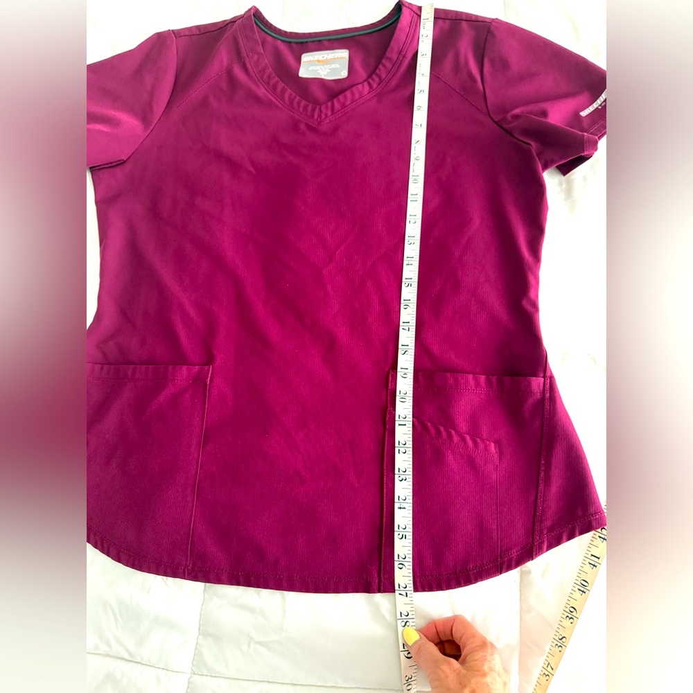 Skechers by Barco 3 pocket curved hem V-neck scrub top. Large, burgundy - Picture 3 of 5